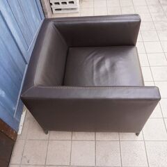 イタリアの高級家具ブランドB&B Italia(ビー・アンド・ビー イタリア)のレザー シングルソファです。ステッチが際立つ本革アームチェアはインテリアをモダンでスタイリッシュな空間に。CD131