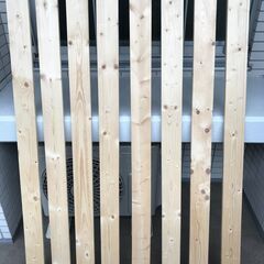 ２×４の木材の端材と板（反りあり）