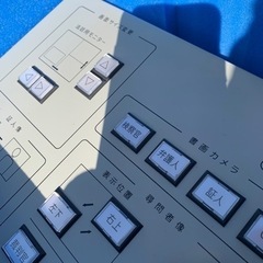 某裁判所使用品　ビデオリンクシステム　他？　モニター、機材山