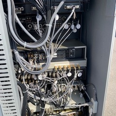 某裁判所使用品　ビデオリンクシステム　他？　モニター、機材山