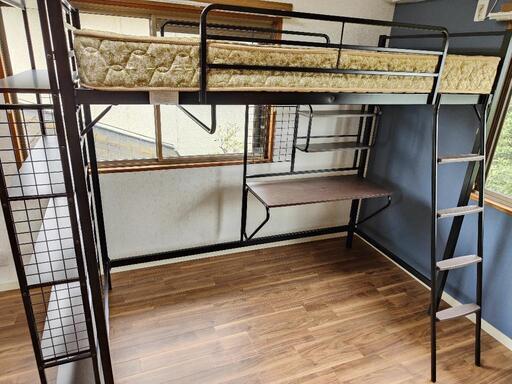 机、棚付きロフトベッド(状態が非常に良い)、マットレスおまけ 机、棚付きロフトベッド(状態が非常に良い)、マットレスおまけ