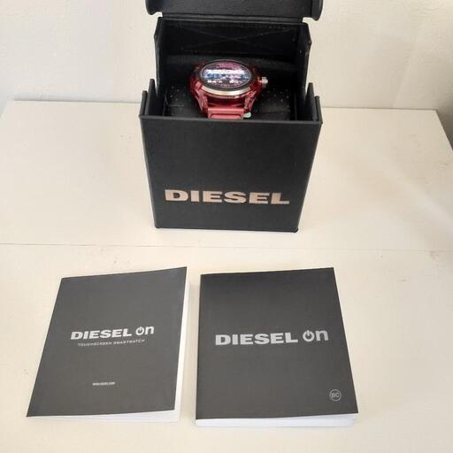 DIESEL ON 赤 スマートウォッチ FADELITE