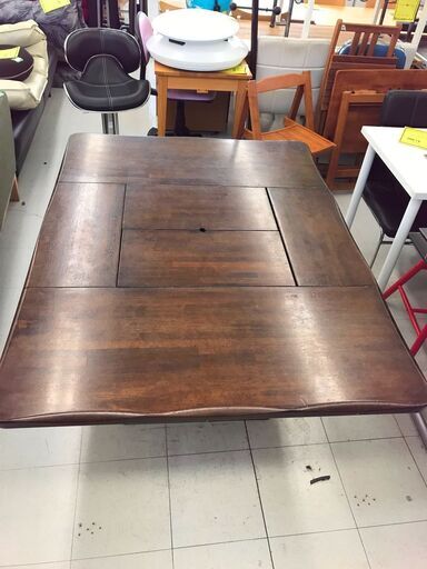 カリモク家具　ダイニングテーブル　幅(W)1400mm × 奥行(D)105mm × 高さ(H)67mm
