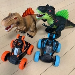 恐竜と車のおもちゃ