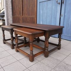 イギリスercol(アーコール)社のエルム無垢材を使用したネストテーブルです。英国らしい丸みを帯びた可愛らしいフォルムが魅力のサイドテーブルはお部屋を優しい雰囲気にしてくれるアンティーク家具です♪CD150