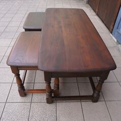 イギリスercol(アーコール)社のエルム無垢材を使用したネストテーブルです。英国らしい丸みを帯びた可愛らしいフォルムが魅力のサイドテーブルはお部屋を優しい雰囲気にしてくれるアンティーク家具です♪CD150