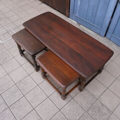 イギリスercol(アーコール)社のエルム無垢材を使用したネストテーブルです。英国らしい丸みを帯びた可愛らしいフォルムが魅力のサイドテーブルはお部屋を優しい雰囲気にしてくれるアンティーク家具です♪CD150