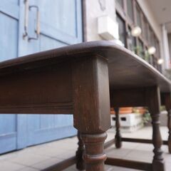 イギリスercol(アーコール)社のエルム無垢材を使用したネストテーブルです。英国らしい丸みを帯びた可愛らしいフォルムが魅力のサイドテーブルはお部屋を優しい雰囲気にしてくれるアンティーク家具です♪CD150