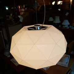 yamagiwa(ヤマギワ)取り扱いArtemide(アルテミデ)のMichele De Lucchi (ミケーレ・デ・ルッキ)デザインペンダントライト。多面体のガラスセードが美しい天井照明です。CD153