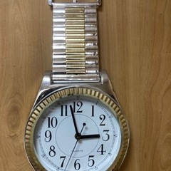 レトロな腕時計型の「掛け時計」