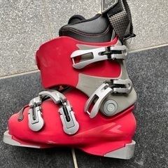 赤いスキーブーツ