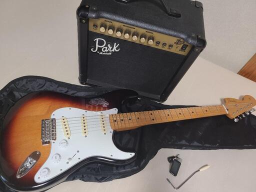 超美品　Fender Jimi Hendrix ストラトキャスター　リバースヘッド　3トーンサンバースト　アンプなどオマケ付き