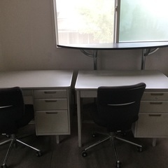 事務用机、椅子、テーブル、棚、ミラー