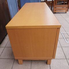 無印良品(MUJI)のオーク材 AVラックです。シンプルなTVボードは圧迫感