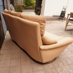 人気のkarimoku(カリモク家具)より本革を使用した ZT6803 3人掛けソファーです！ハイバックタイプのゆったりとしたシートの3Pソファ。上品なデザインのレザートリプルソファーです♪CD211