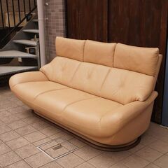 人気のkarimoku(カリモク家具)より本革を使用した ZT6803 3人掛けソファーです！ハイバックタイプのゆったりとしたシートの3Pソファ。上品なデザインのレザートリプルソファーです♪CD211