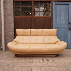 人気のkarimoku(カリモク家具)より本革を使用した ZT6803 3人掛けソファーです！ハイバックタイプのゆったりとしたシートの3Pソファ。上品なデザインのレザートリプルソファーです♪CD211