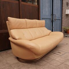 人気のkarimoku(カリモク家具)より本革を使用した ZT6803 3人掛けソファーです！ハイバックタイプのゆったりとしたシートの3Pソファ。上品なデザインのレザートリプルソファーです♪CD211