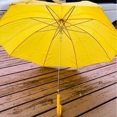 小学生の黄色い傘 4つ