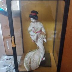 ガラスケ－ス入りの日本人形です。