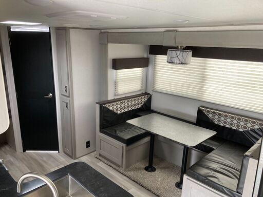 キャンピングトレーラー CrossRoads-Zinger Lite-ZR270BH