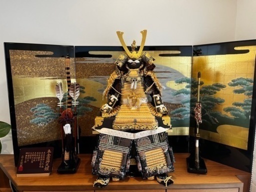 本金箔押し大鎧兜、屏風、刀弓矢、台座セット　秀月