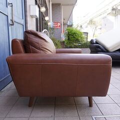 人気のunico(ウニコ)よりMOLN(モルン) レザー 2シーターソファーです。北欧スタイルのデザインと本革の上品な質感はブルックリンスタイルなど男前インテリアにおススメの2人掛けソファーです♪CD235