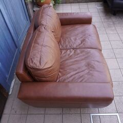 人気のunico(ウニコ)よりMOLN(モルン) レザー 2シーターソファーです。北欧スタイルのデザインと本革の上品な質感はブルックリンスタイルなど男前インテリアにおススメの2人掛けソファーです♪CD235