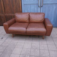 人気のunico(ウニコ)よりMOLN(モルン) レザー 2シーターソファーです。北欧スタイルのデザインと本革の上品な質感はブルックリンスタイルなど男前インテリアにおススメの2人掛けソファーです♪CD235