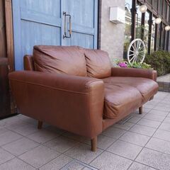 人気のunico(ウニコ)よりMOLN(モルン) レザー 2シーターソファーです。北欧スタイルのデザインと本革の上品な質感はブルックリンスタイルなど男前インテリアにおススメの2人掛けソファーです♪CD235