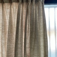 【取引中】腰高窓用カーテン一枚のみ。布製ベージュ柄中古。