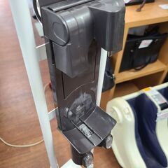 【リサイクルショップどりーむ天保山店】●2109●　dyson v6　ダイソン　コードレスクリーナー　SV07　バッテリー式　専用スタンド付き♪