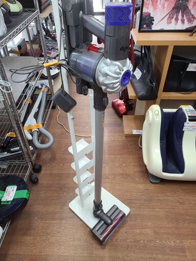 【リサイクルショップどりーむ天保山店】●2109●　dyson v6　ダイソン　コードレスクリーナー　SV07　バッテリー式　専用スタンド付き♪