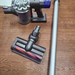 【リサイクルショップどりーむ天保山店】●2109●　dyson v6　ダイソン　コードレスクリーナー　SV07　バッテリー式　専用スタンド付き♪