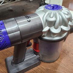 【リサイクルショップどりーむ天保山店】●2109●　dyson v6　ダイソン　コードレスクリーナー　SV07　バッテリー式　専用スタンド付き♪