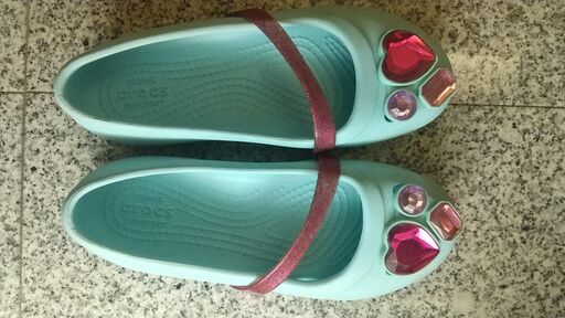 クロックスcrocs19cm女の子サンダルｈ ｍ花柄の靴 メロン 北新横浜のキッズ用品 子供用シューズ の中古あげます 譲ります ジモティーで不用品の処分