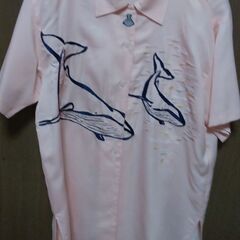 (完了)きれいなサーモンピンクにクジラの刺繍　半袖シャツブラウス