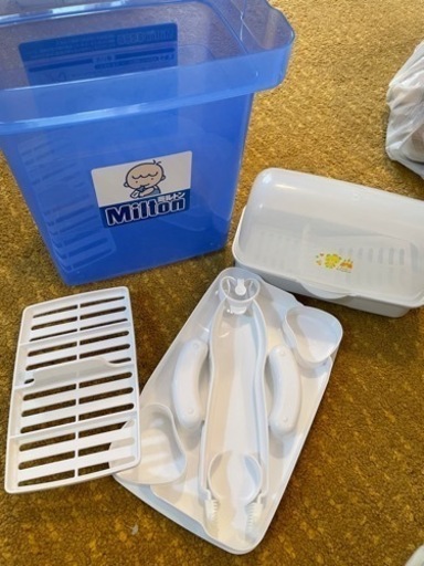 赤ちゃん用品　(母乳パッド、産褥用パッド、ベビーバス、電動と手動の搾乳機、ミルトン、レンジで消毒できるやつ)