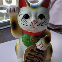 陶器の招き猫の貯金箱