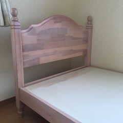 【ネット決済】淡いピンクのシングルベッド　1000円