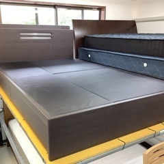 【リサイクルサービス八光　田上店　配達・設置OK】ダークブラウン 2口コンセント　収納引出し付き セミダブルベッド リサイクルサービス八光 田上店 配達・設置OK】ダークブラウン 2口