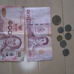 タイのお金 200 バーツと小銭