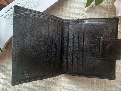 グッチ(GUCCI)二つ折り財布 コンパクトで使いやすい♪美品♪正規品です♪