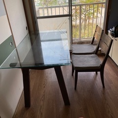 大きなテーブルと椅子二つ