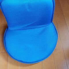 青い座椅子