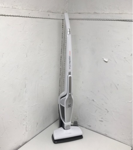 Electrolux コードレススティッククリーナー　ZB3150Y