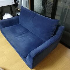 二人掛けの青いソファ