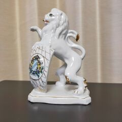 【無料】ライオンと盾　ヨーロッパの陶器