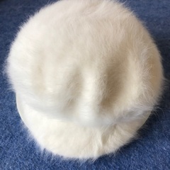 アンゴラふわふわ真っ白&形が可愛いベレー帽のセット