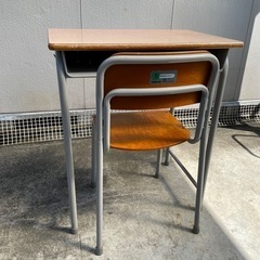 コクヨの学校の椅子と机　